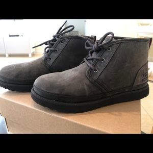 UGG boots in gray suede.  Size 6. Unisex